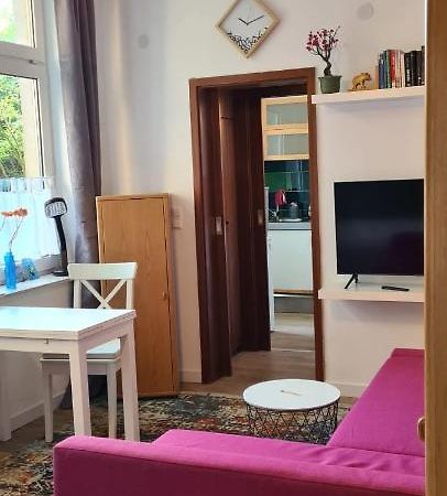 オーバーハウゼンBuedchen Am Rathaus-Parkplatz-Bett Und Schlafcouch-Eg-Netflix-アパートメント エクステリア 写真