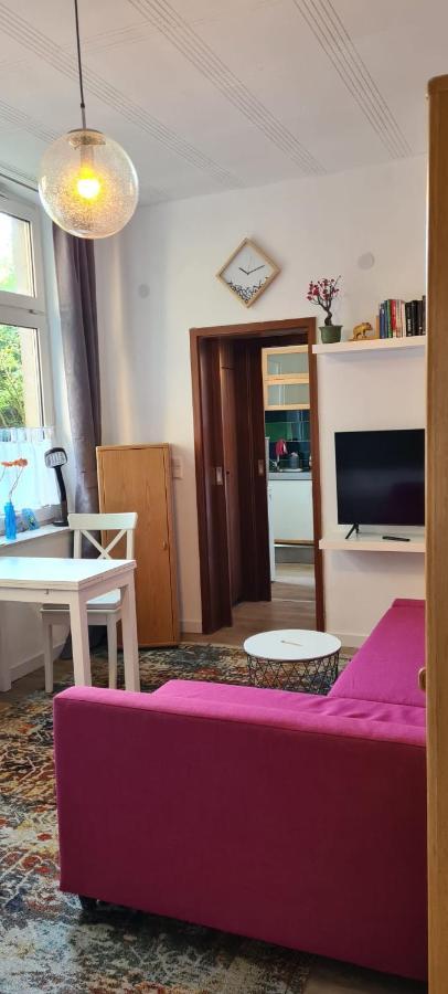 オーバーハウゼンBuedchen Am Rathaus-Parkplatz-Bett Und Schlafcouch-Eg-Netflix-アパートメント エクステリア 写真